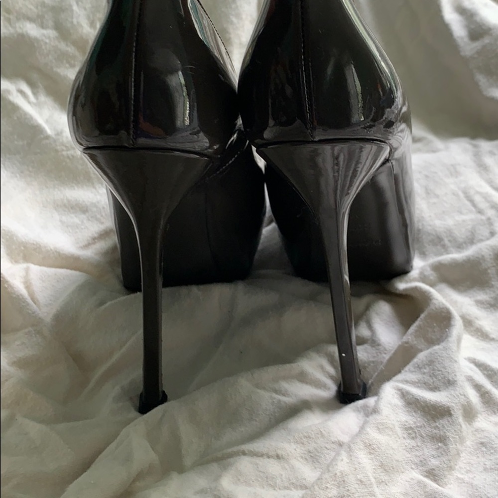 Yves Saint Laurent Grey Leather Platform Pumps - Picture 4 of 8